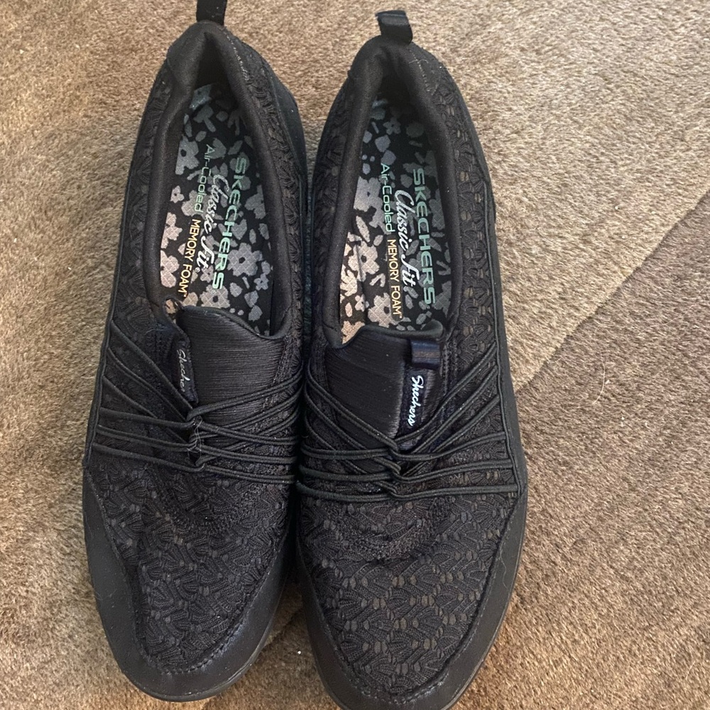 EUC Skechers Women’s Black Slip-On Lace Knit Casual Shoes